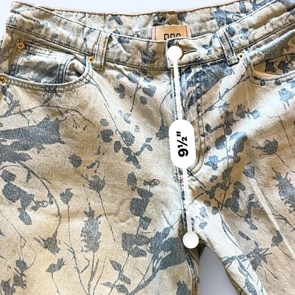 Urban Outfitters BDG Low & Wide Floral Jeans | size 31 - Picture 5 of 7